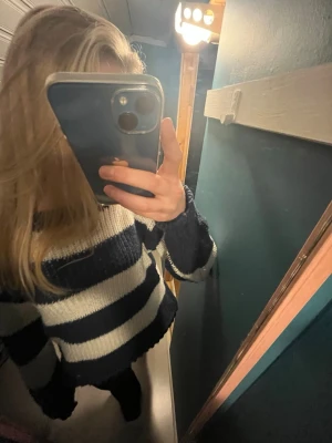 Snygg stickad tröja!! - Snygg, mysig, randig stickad tröja. Lite off shoulder. Vet inte vart den är ifrån tyvärr. 