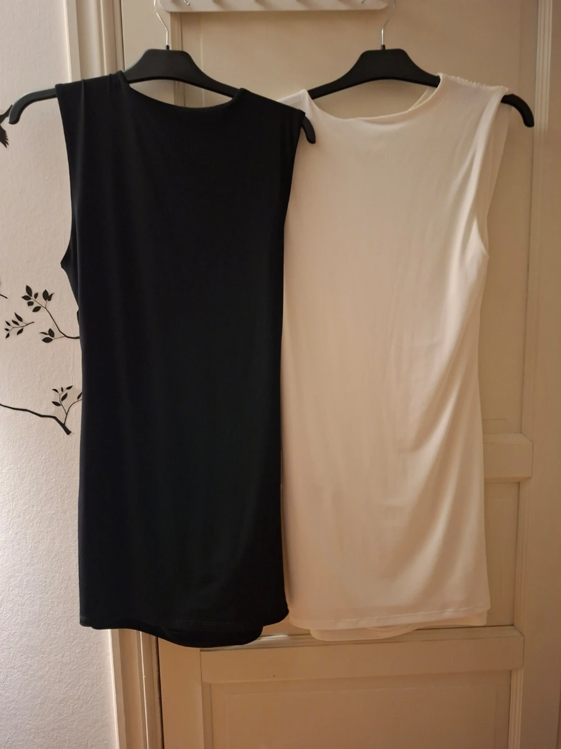 Svart och vit kortklänning med drapering - 1