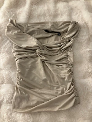 Fest topp  - Fin beige topp 💕