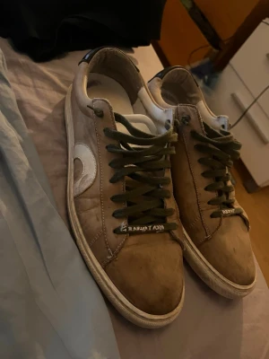 Beige sneakers från Oliver Cabell - Använda och lite slitna, med synliga veck och bruksspår (se bilder), men fortfarande i bra och fullt brukbart skick. Bekväma och stiliga sneakers som passar till det mesta. Storlek 42  Nypris ca 2000 kr. .