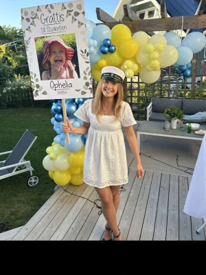 Vit Studentklänning - Säljer min älskade studentklänning. Kort med broderat mönstrad med korta ärmar. Inte genomskinlig och gick att ha utan shorts under. Endast använd en gång och inga fläckar. Jag är 167 lång. Storlek XS men passar även S