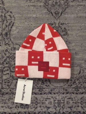 Acne studios mössa  - Säljer schyssta acne studios mössa. Priset är ej hugget i sten och skriv vid frågor och funderingar!🤩