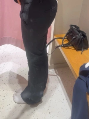 Lågmidjade kostymbyxor  - Säljer ett par svarta kostymbyxor i storlek 34 med bootcut passform. Byxorna har låg midja och klassiska fickor bak. 