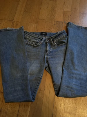 Blå jeans från Vero Moda - Vero Moda jeans – storlek 34 Säljer ett par blå jeans från Vero Moda Denim i storlek 34. Använda endast ett fåtal gånger. Det finns lite slitage längst ner vid benen och lite vid fickan, men inget som påverkar användningen – syns knappt när man har dem på. 