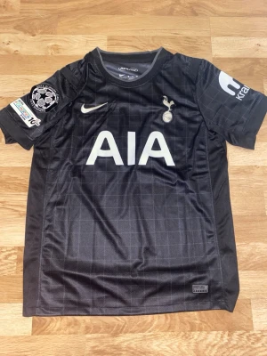 Tottenham 25-26 - Tottenhams bortatröja i storlek M. Tröjan är helt ny och har Nike samt Tottenham loggan på bröstet. Bergvall med nr 15 på ryggen. 
