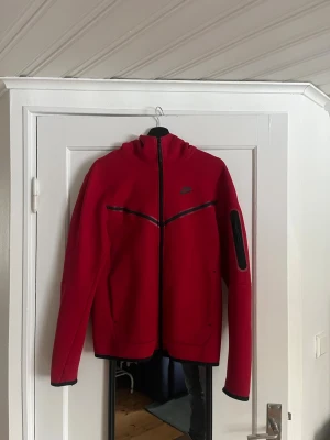 Nike tech fleece - Nike tech tröja som inte kommer till användning. Storlek S men sitter mer som M. Hör av dig vid intresse💥