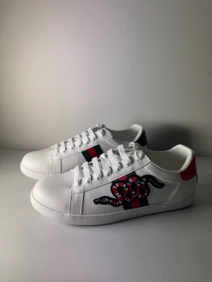 Skor - Säljer dessa snygga skor i storlek 42. Dem är helt nya och aldrig använda. Skriv om du har någon fundering 🙌🏼OBS: Inte org1nal