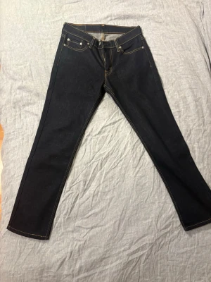 Levi's 511 mörkblå jeans W30 L30 - Säljer ett par fräscha Levis 511 i en fin mörkblå tvätt modellen ska vara slim men jag tycker att 511or känns mer som regular eller något i mellan. Vill också säga att det inte ens ser ut som att byxorna har använts