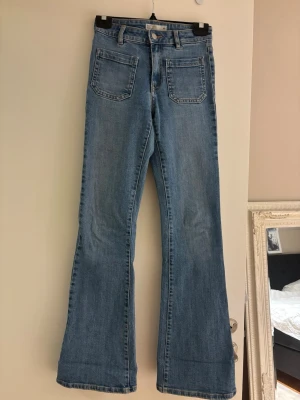 Bootcut jeans Winnie XS från C Denim - Ett par jättefina bootcut jeans i Bootcut Winnie!  Ett par slitningar men inget som märks eller syns när man har jeansen på, har vikt upp längst ner då de är lite långa på mig men inga fläckar som inte går bort i tvätten! 🩷 Storlek XS 🌸