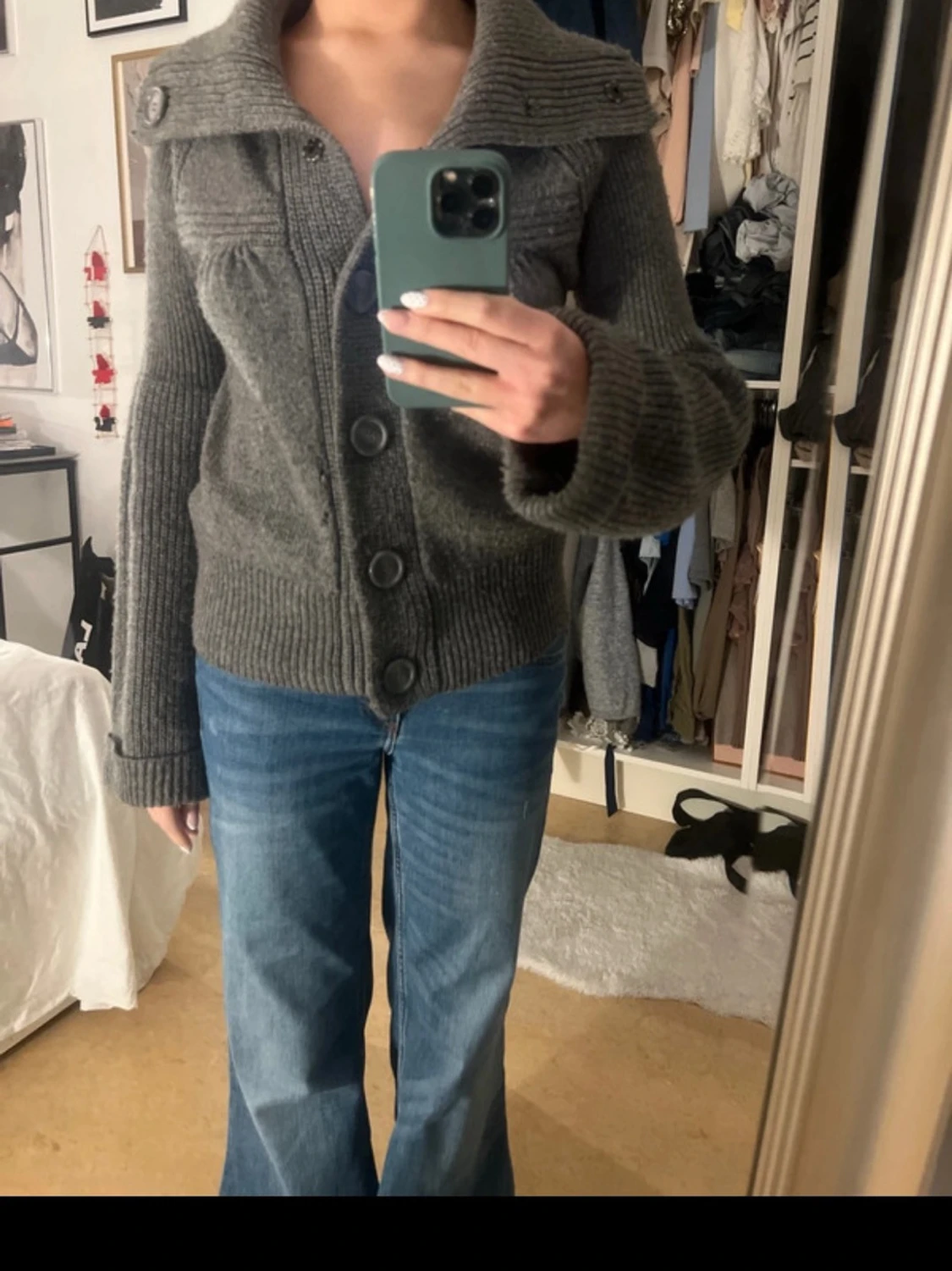 Grå stickad kofta med stora knappar