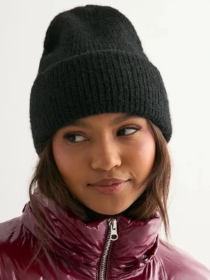 Svart mössa  - Säljer denna svarta mössa från Nelly. Säljer då jag har väldigt många mössor.