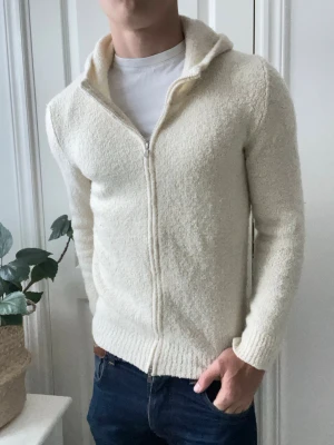 Gran sasso full zip -  Gran sasso full zip, en unik beige dubbel dragkedja med luva gran sasso full zip. Väldigt lyxigt märke därav priset i storlek 48 vilket motsvarar ungefär en M. Modellen är 180 cm 75 kg. 