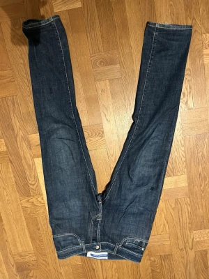 Jacobs Cohen mörkblå jeans - Mörkblå jeans från Jacob Cohen. Endast naturliga slitningar på läderlappen där bak, samt vid ben öppningarna. I övrigt bra skick. Scarfen medföljer. Midja: 31, Längd:≈32