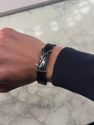 Ysl armband  - Riktigt stilrent Saint Laurent armband som är helt nytt i topp kvalité. Kan användas både som kille och tjej. Skriv vid frågor och funderingar :)  (om du undrar varför priset är så lågt tänk logiskt !)