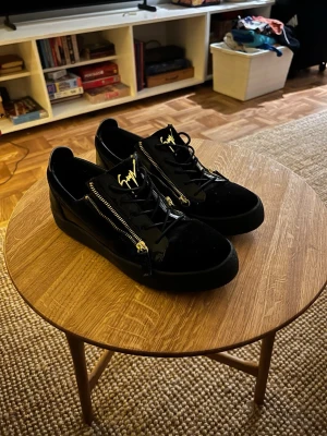Giuseppe anotti skor - Hej säljer dessa tvär feta giuseppe zanotti skor som är i strålande skick. Storlek 42 🙌 tveka inte vid någon slags fundering 👏