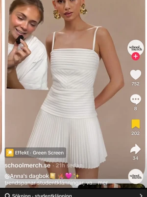 Vit plisserad kort klänning - Sökes!!!!!