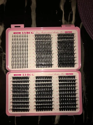 LYBCG franskit med individuella lösögonfransar - Säljer ett stort kit med individuella lösögonfransar från LYBCG. Kommer i en rosa plastbox med flera olika längder och tjocklekar, perfekt för att skapa en personlig franslook. Svarta fransar i olika kluster, anpassade för både nybörjare och mer erfarna 😊