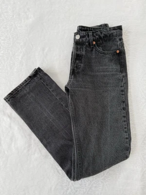 Weekday : XS : gråsvart : raka jeans denim : 24/32 - Ett par denim jeans i färgen grå svart tvätt från Weekday. Storlek XS med 4 knappar och låg midja. Mycket snyggt i en casual look. 