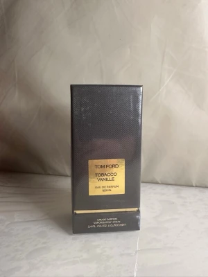 Tom Ford Tobacco Vanille 100ml - Upptäck Tom Ford Tobacco Vanille Eau de Parfum i 100 ml. Innehåller bl.a. alcohol denat., linalool, benzyl benzoate, geraniol, limonene och coumarin. Tillverkad i USA. En lyxig doft i elegant förpackning, perfekt för dig som vill sticka ut.