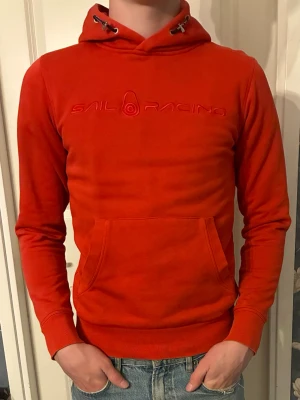Sail racing hoodie - Röd Sail racing hoodie, passar storlek S och XS. Bara att fråga om du undrar något.