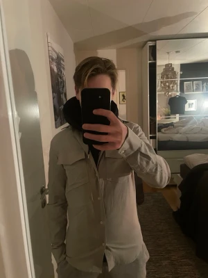 Overshirt - Den är i riktigt bra skick och riktigt snygg. Modellen är 172. Skriv vid frågor!