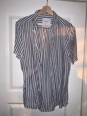Les Deux Randig skjorta - Värsta sommar skjortan ifrån Les Deux i storlek M, med grå/vita ränder i kortärmad modell