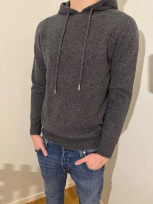 Hoodie Merinoull - Exklusiv och stilren hoodie i 100 % merinoull ✨ Storlek S, mycket sparsamt använd fåtal gånger och är i utmärkt skick utan defekter. Kontakta mig gärna vid intresse eller frågor 😊