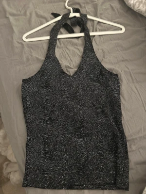 Glittrig halterneck topp från Lindex i storlek S - Säljer denna jätte fina glittra fest topp ifrån Lindex i storlek S som är helt i nyskick. Perfekt till fest🤩