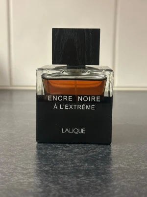 Encre Noire À L’Extrême EdP 100ml - Encre Noire À L’Extrême från Lalique är en Eau de Parfum på 100 ml, tillverkad i Frankrike. Perfekt för dig som vill ha en unik och stilren doft i din samling. . 	•	100 ml 	•	Över 95 % kvar (se bild) I perfekt skick, redo för ny ägare.