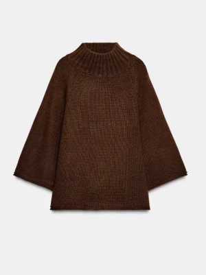 Slutsåld! Brun stickad Zara tröja - Mysig brun stickad tröja med breda trekvartsärmar och hög ribbad krage. Perfekt för lager på lager och ger en chill vibe till din höst- eller vinterstil. Aldrig använd med prislapp på