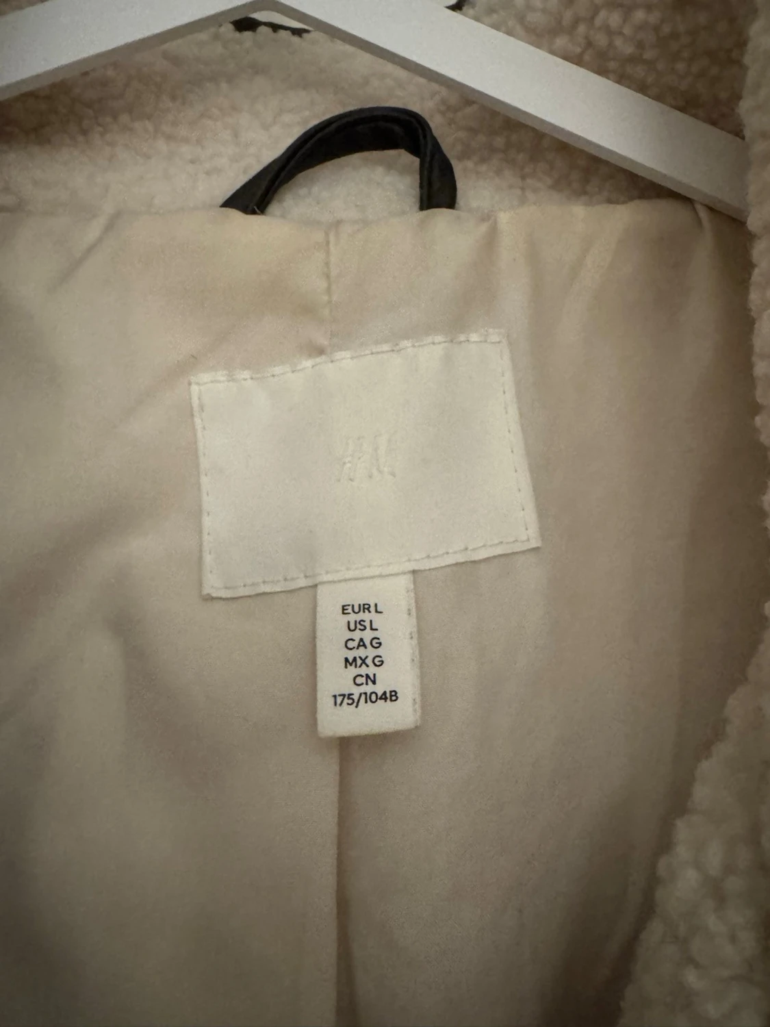 Beige teddyjacka från H&M med svarta detaljer - 3