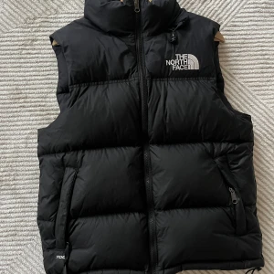 1996 Retro Nuptse Vest Black 🖤 - I jätte bra skick, ser helt ny ut! Säljer pga jag ej använder längre💓 I storlek S, perfekt nu i höst! Köpt för 2500