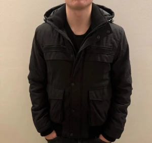 Field jacka  - Snygg field jacka ifrån Jack and Jones, dun insidan. Inga defekter, ny pris 1300. Storlek S. Modellen är 180 och väger ca 77