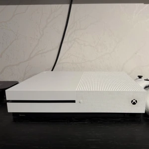 Xbox One S 365 GB + 2 kontroller – riktigt bra skick - Säljer en Xbox One S i riktigt bra skick. Konsolen är sparsamt använd och fungerar helt felfritt. Allt är väl omhändertaget och kommer från rök- och djurfritt hem.  Ingår: 	•	Xbox One S (365 GB) 	•	2 st originalkontroller 	•	Strömkabel 	•	HDMI-kabel  Redo att kopplas in och användas direkt.