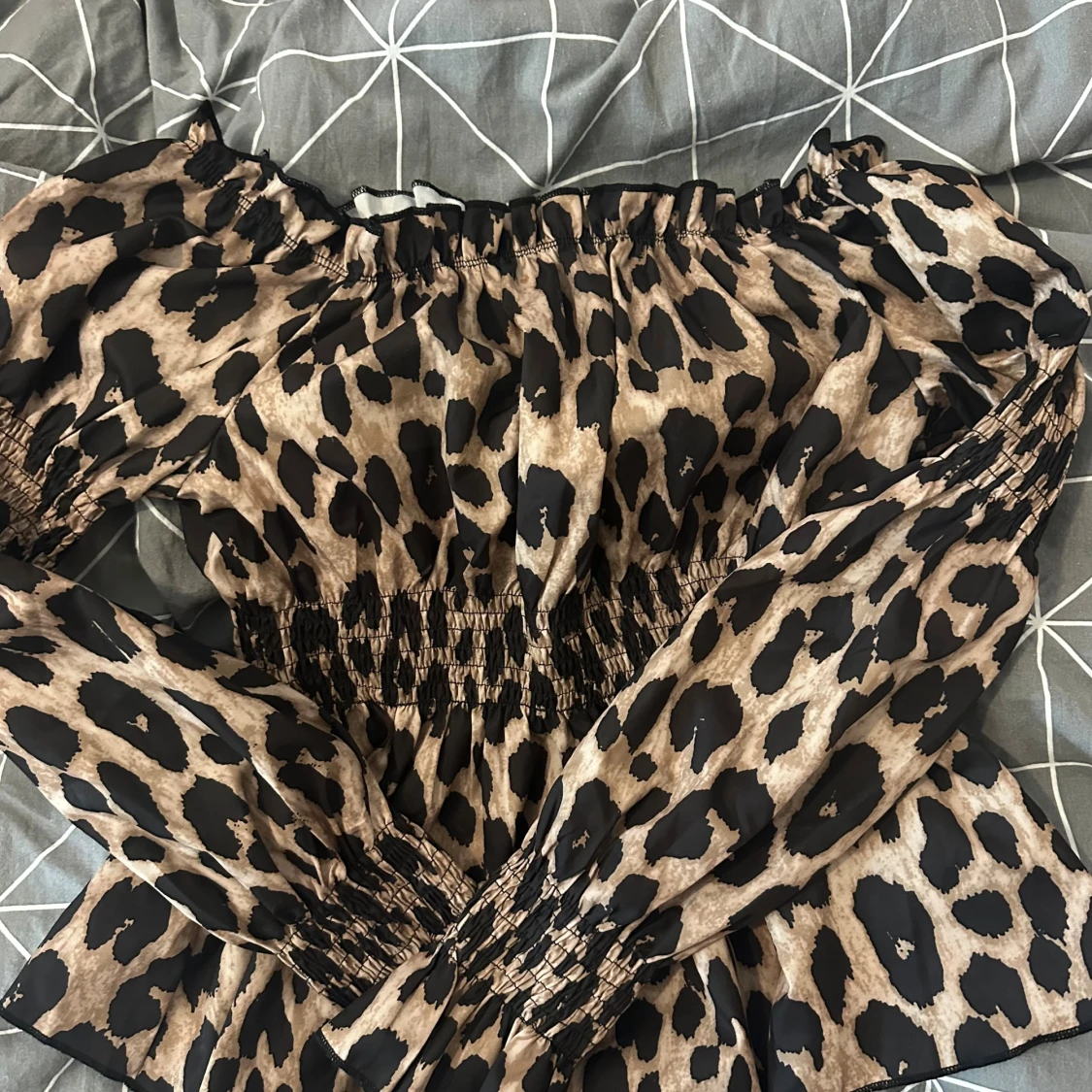Leopardmönstrad offshoulder blus - 1
