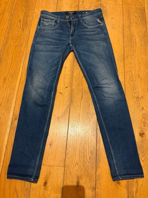 Replay Anbass - Sjukt feta Replay Jeans av modellen Anbass som är i väldigt bra skick. Storlek W31 och de är L32 i längd. Inga tecken på användning vad jag kan se. Tveka inte på att höra av er vid frågor. 