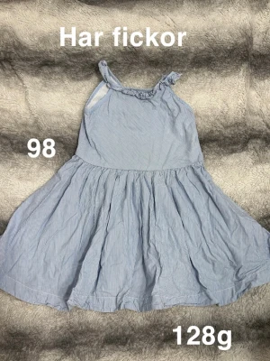  sommarklänning - Söt klänning med fickor och smala axelband. Klänningen har en luftig kjol och är perfekt för varma dagar. Klänningen har en enkel, avslappnad passform.🌸 Sparsamt använd. Har fickor storlek 98