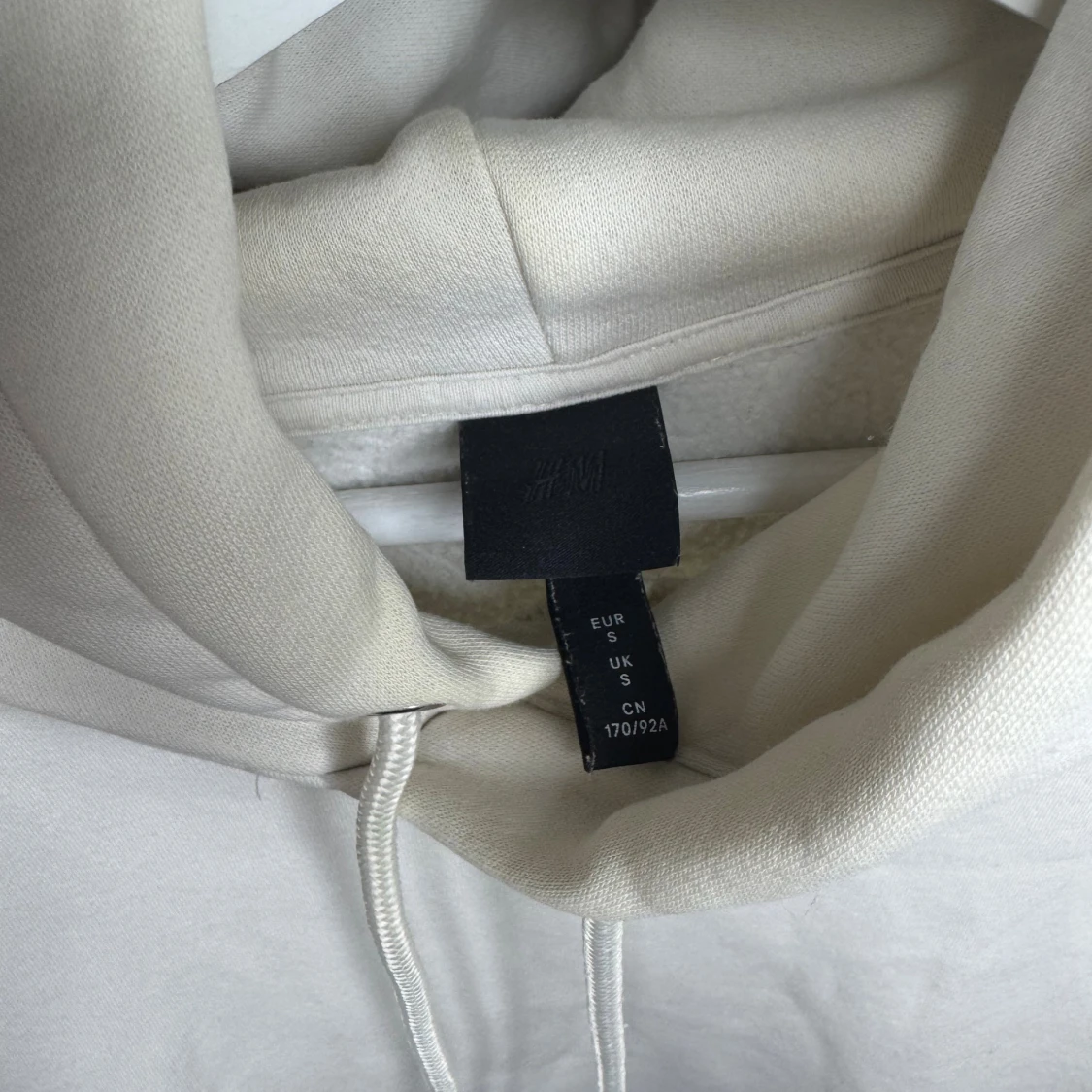 Vit hoodie från H&M i storlek S - 1