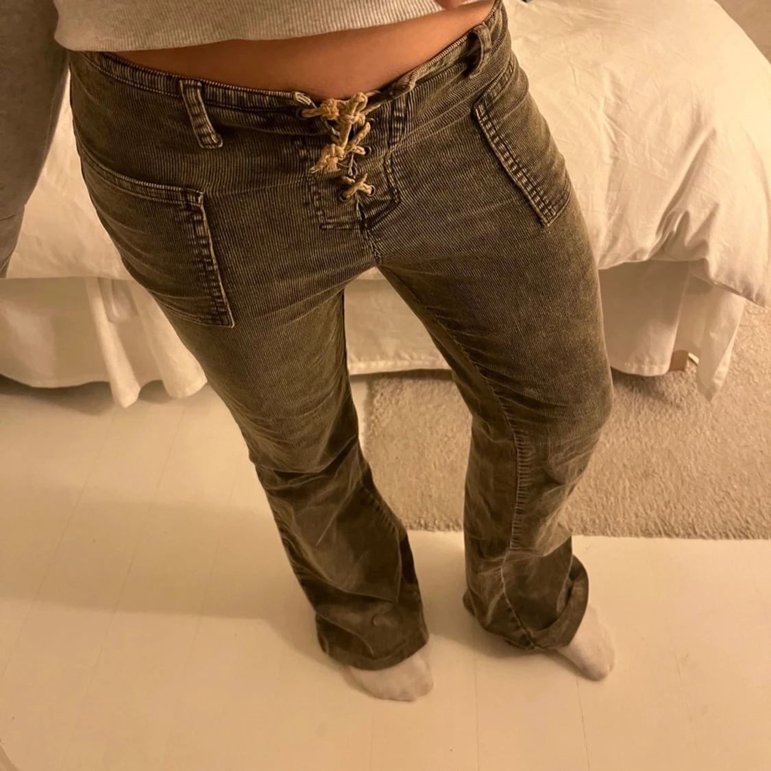 Gröna  manchesterbyxor med snörning