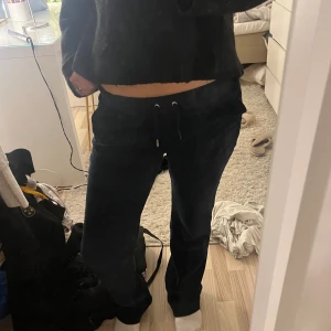 Juicy byxor  - Fina mörkblå byxor i bra skick, däremot har den där grejen som ska sitta på snörena lossnat men inget man tänker på🥰