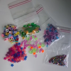  pärlor för smyckestillverkning över 400st  - Säljer ett mixat kit med pärlor i olika former och färger – kuber med ränder, blommor, löv och runda pärlor i neon, iriserande/skimrande och metallic mm. Perfekt för att skapa egna armband, halsband eller örhängen. 