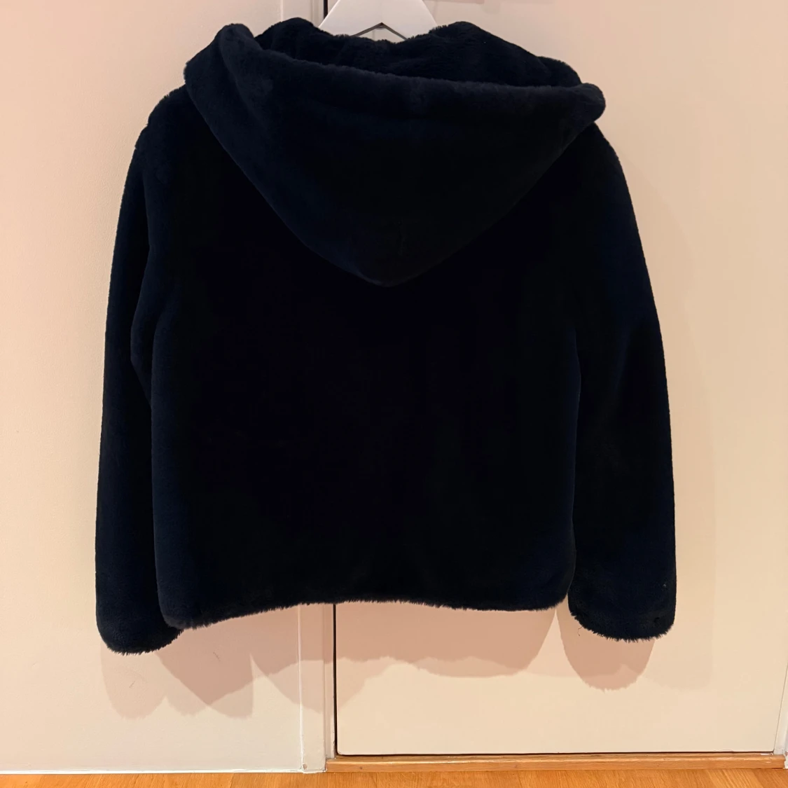 Mörkblå fuskpälsjacka med huva från Mango - 1