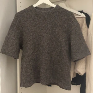 Stickad T-shirt  - Mysig brun/ grå stickad tröja i storlek Xs från Gina Tricot. Fint skick och inga defekter tillkommer!💗