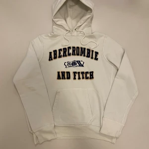 Vintage Abercrombie & fitch hoodie M - Vit vintage Abercrombie and fitch hoodie //  Storlek M //  Mycket bra skick endast en liten fläck som syns på sista bilden men går enkelt bort i tvätten💯  Skriv vid minsta fråga eller fundering🤝