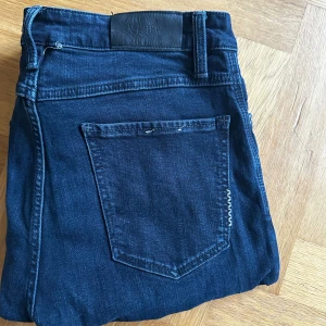 Mörkblå  jeans från Neuw - Snygga mörkblå  jeans från Neuw, modell Iggy. W29 L32