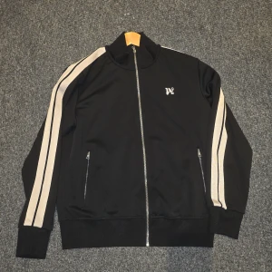 Svart track jacket från Palm Angels - Palm Angels svart track jacket nyskick använd 2 gånger stl L men mer som stl M nypris över 5000 