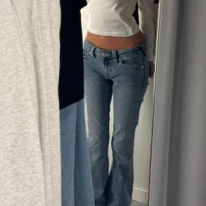 True Religion Joey Low Rise Flare - True Religion jeans i färgen *NY* PEAK SPOT. Köpt för ett år sen. Bakfickorna är lite vikta men går att fixa med strykjärn. Min innerbenslängd är 75-80cm och dem här byxorna är lite för långa för mig. Midjevidden är ca 68-70cm. Är lite upprivet längst ner på vänster ben eftersom dem är för långa på mig. Pris kan diskuteras.       Original pris: 1299 (Byxorna finns på Nelly om ni vill ha mer info) Länk:  https://nelly.com/se/produkt/true-religion-joey-low-rise-flare_304901-4c79/