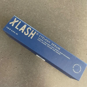 Xlash ögonfransserum 3ml - Xlash Eyelash Serum i snygg blå förpackning, 3ml. Ett populärt serum som hjälper dina fransar att bli längre, fylligare och mörkare. Perfekt för dig som vill boosta dina naturliga fransar med ett vetenskapligt bevisat resultat.