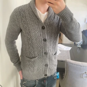 Unik stickad cardigan med mönster - Stickad cardigan med mönster i fint skick. Storlek S. Modellen är 180cm, 73kg. Priset går diskutera så kol gärna med prisförslag!