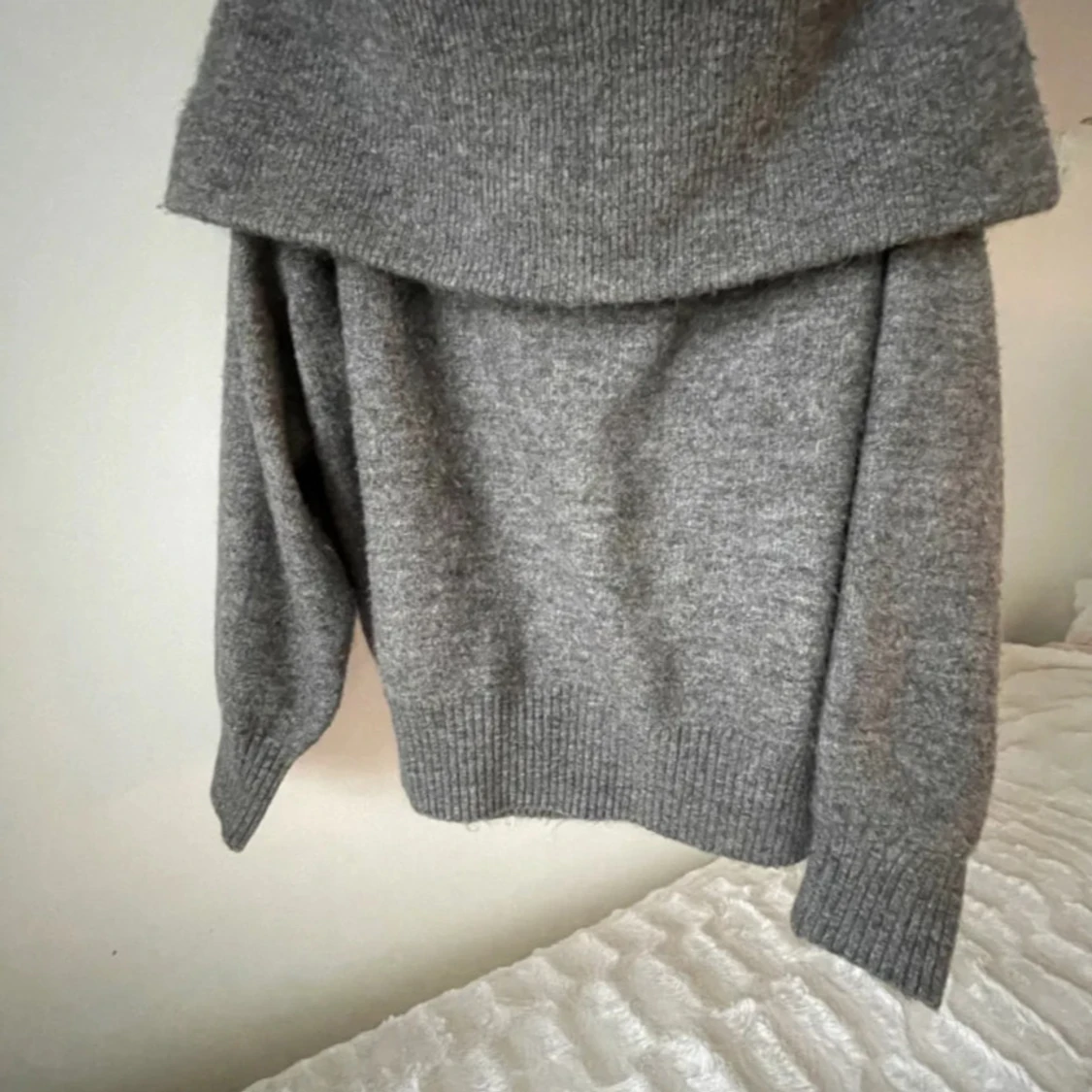 Grå stickad offshoulder tröja